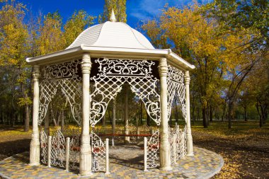 Sonbahar parkında çardak.
