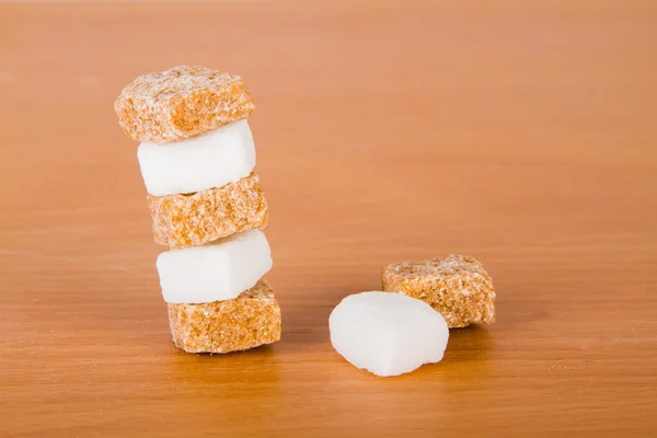 Bruna och vita sockerbitar — Stockfoto
