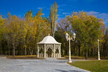 Sonbahar parkında çardak.