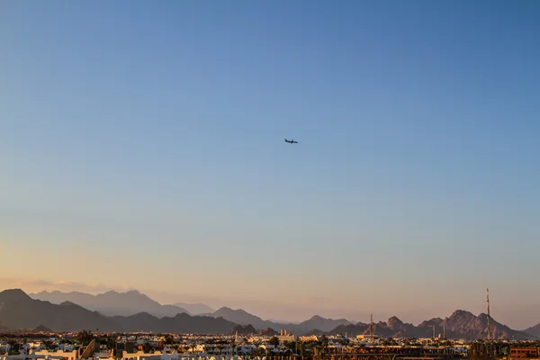 Gün batımında uçak — Stok fotoğraf