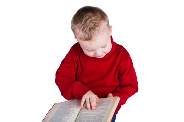 Çocuk kitap okuyor.
