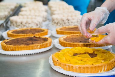 Şef meyveli kek hazırlar