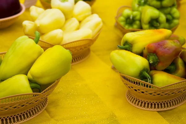 Sarı ve yeşil biber — Stok fotoğraf