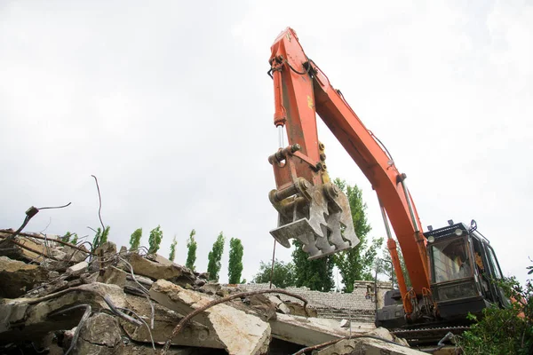 拆毁旧建筑 拆毁房屋的挖掘机 — 图库照片