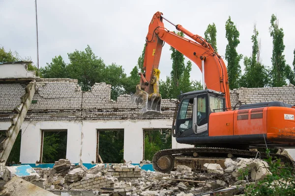 Demontage Van Het Oude Gebouw Graafmachine Voor Sloop Van Het — Stockfoto