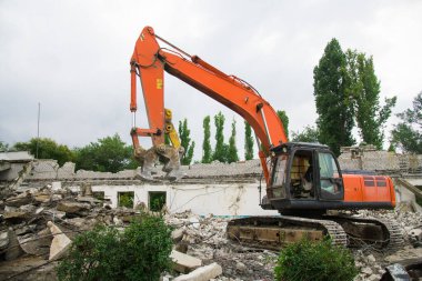Eski binanın sökülmesi, evin yıkılması için kazıcı.