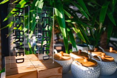 Restorandaki masada rezervasyonlu tabela. Restoranlar ve kafeler misafirleri bekliyor.