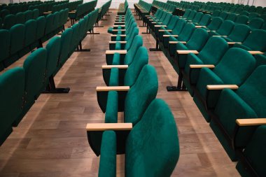 Konferans odasında sıralı sandalyeler