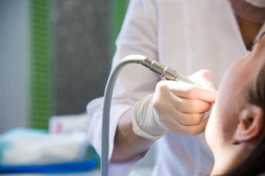 Kadın diş tedavisi görüyor. Diş sağlığı kliniği. Diş tedavisi. Diş hekimi çalışıyor.