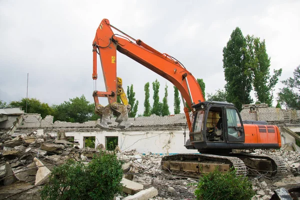 拆毁旧建筑 拆毁房屋的挖掘机 — 图库照片