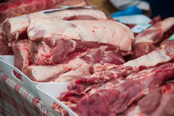 Πάγκος Του Κρεοπωλείου Κρύο Ωμό Κρέας Δουλειά Κρέας Επιλεγμένες Πωλήσεις — Φωτογραφία Αρχείου