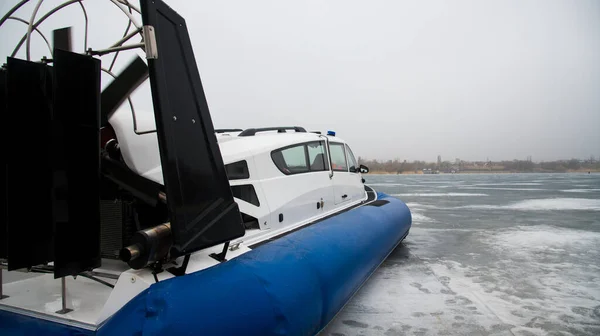Hovercraft Gölün Donmuş Buzlu Yüzeyinde Bir Yolculuğa Hazır Kışın Kurtarma — Stok fotoğraf