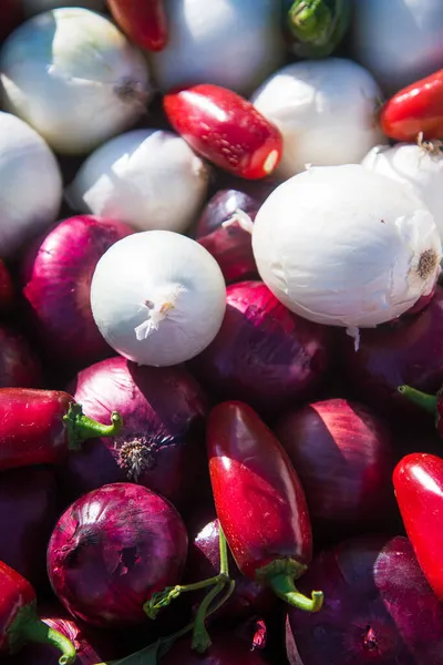 Овощи Коробке Фермерском Поле Урожай Белого Красного Лука Паприки — стоковое фото