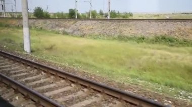 Tren vagonundan manzaraya bir yaz gezisi sırasında tren penceresinin önünden geçerken.