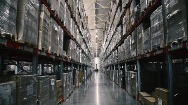 Raflarla dolu bir mağaza. Lojistik depolama, lojistik ve dağıtım merkezinde çalışan elektrikli forklift kamyonu.