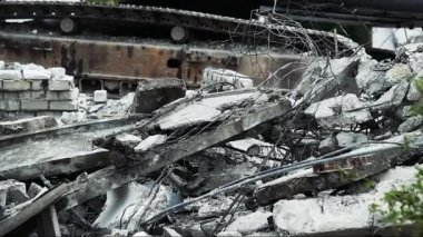 Eski binanın sökülmesi, evin yıkılması için kazıcı.