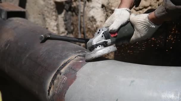 Reinigung Der Schweißnaht Nach Dem Schweißen Großer Metallrohre Der Arbeiter — Stockvideo