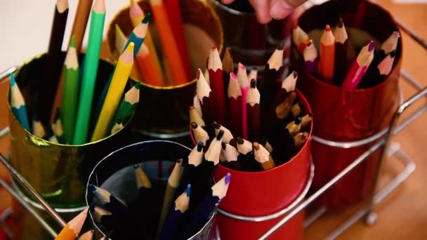 子供の手は絵を描くために色鉛筆を選ぶ 子供の創造性の概念 — ストック動画