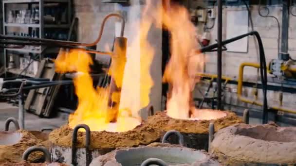 用煤气炉熔炼珠宝用黄金的工艺 贵金属生产 里面有火的瓶子 — 图库视频影像