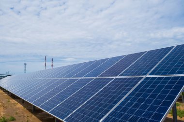 Gökyüzü arka planında fotovoltaik güneş enerjisi paneli, yeşil temiz Alternatif enerji kavramı