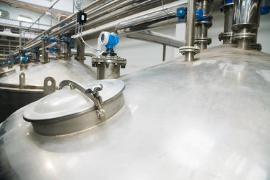 İçerideki tahıl işleme tesisi. Endüstriyel fabrika siloları ve gıda üretimi ekipmanları