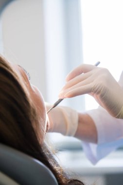 Kadın diş tedavisi görüyor. Diş sağlığı kliniği. Diş tedavisi. Diş hekimi çalışıyor.