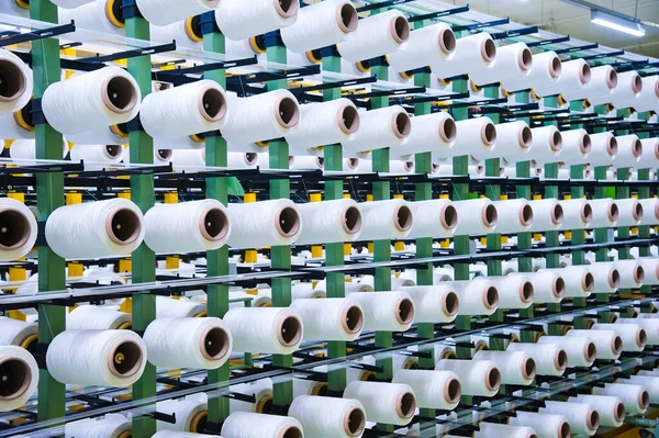 Endüstriyel kumaş üretim hattı. Bir tekstil fabrikasında dokuma tezgahı