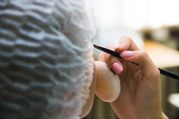 Salón Belleza Cosmetólogo Hace Maquillaje Manos Cosmetólogo Con Paleta Sombras — Foto de Stock