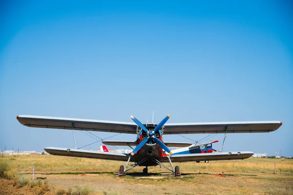 小飞机和农业航空在一个农村机场的田里 — 图库照片