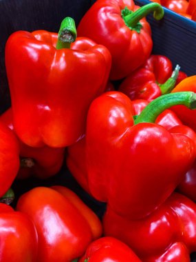 Piyasada satılık bir kutuda taze kırmızı biber.