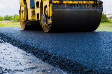 Yol silindirleri yeni yol inşaatında çalışıyor.