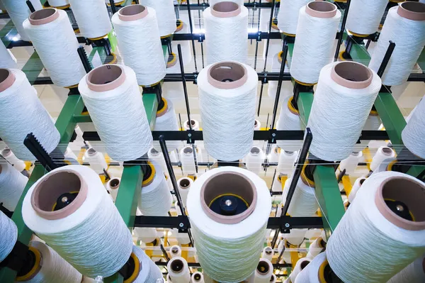 Endüstriyel kumaş üretim hattı. Bir tekstil fabrikasında dokuma tezgahı