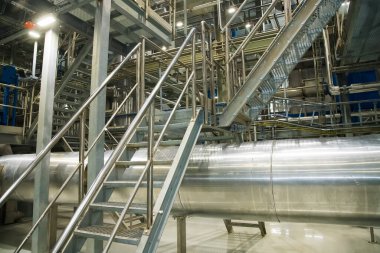 İçerideki tahıl işleme tesisi. Endüstriyel fabrika siloları ve gıda üretimi ekipmanları