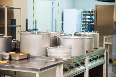 Eski bir restoranın tipik mutfağı. Elektrikli fırında pişirmek için büyük metal tavalar.