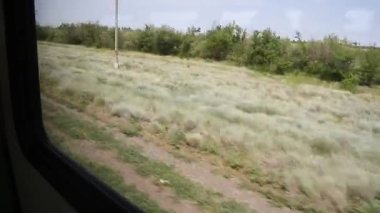 Tren vagonundan manzaraya bir yaz gezisi sırasında tren penceresinin önünden geçerken.