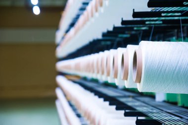 Endüstriyel kumaş üretim hattı. Bir tekstil fabrikasında dokuma tezgahı