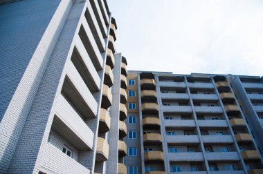 Çok katlı bir bina. Çok katlı konut inşaatı