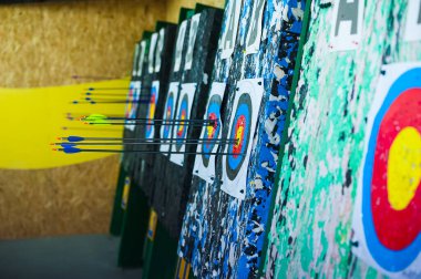 Okçuluk. Okçuluk aralığında okçuluk hedefinde oklar