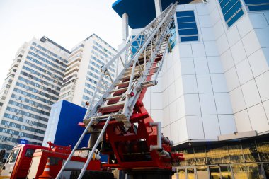 Acil servisler binaya girebilmek için sürgülü yangın merdiveni kullanıyor.