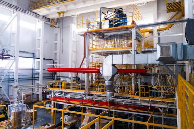 Plastik ambalaj filmi üretimi için sanayi hattı. Paketleme malzemeleri üretimi için bir fabrika