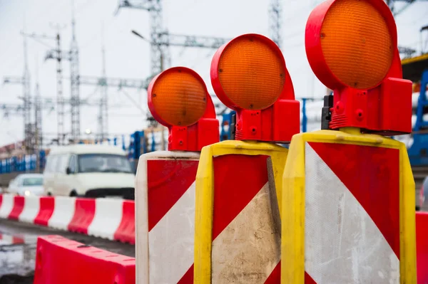 沥青路面的修理 街垒上的橙色建筑灯和道路上的红色安全屏障 — 图库照片