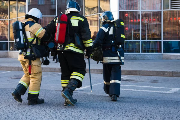 Pracownik Służby Ratowniczej Wykonuje Usługę — Zdjęcie stockowe