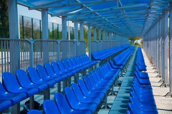 경기장이나 경기장의 관람석에는 파란색의 플라스틱 좌석이 줄지어 — 스톡 사진