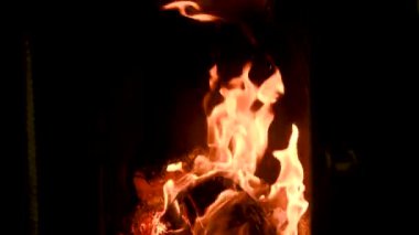 Şöminede bir ateş yanıyor. Isınmak için ateş. Noel için sıcacık bir şöminede yanan güzel bir ateş