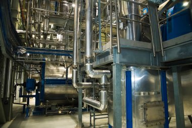 İçerideki tahıl işleme tesisi. Endüstriyel fabrika siloları ve gıda üretimi ekipmanları