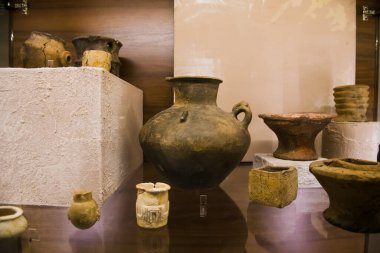 Sergiler Arkeoloji Müzesi 'nde sergileniyor. Antikalar, insanların günlük eşyaları, çömlek, mücevher, kazılar sırasında bulunan silahlar..