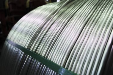 Makineler, ekipmanlar ve kablolu bobinler. Kablo üretim tesisi