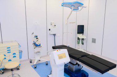 Modern klinikteki ameliyathane.