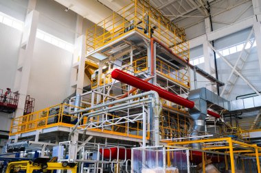 Plastik ambalaj filmi üretimi için sanayi hattı. Paketleme malzemeleri üretimi için bir fabrika