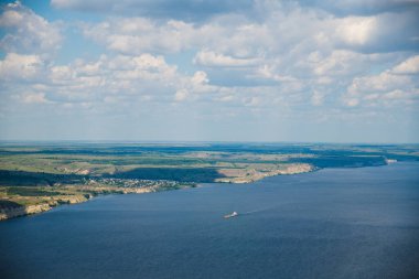 Nehrin havadan görünüşü. Güneşli bir yaz gününde güzel bir manzaranın üzerinde uçan bir helikopterin penceresinden bak.